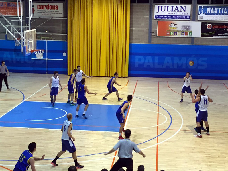 Un instant del derbi gironí de Segona Catalana de bàsquet entre el CE Palamós i el Ripoll. (Foto: Lluís Puig.)