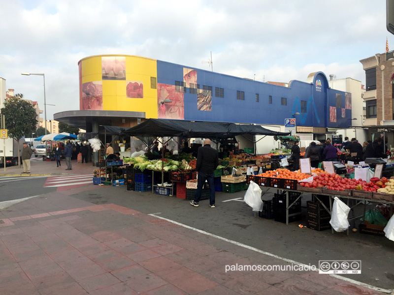 Les parades de la fruita i la verdura es posen a l'exterior del mercat municipal cobert.