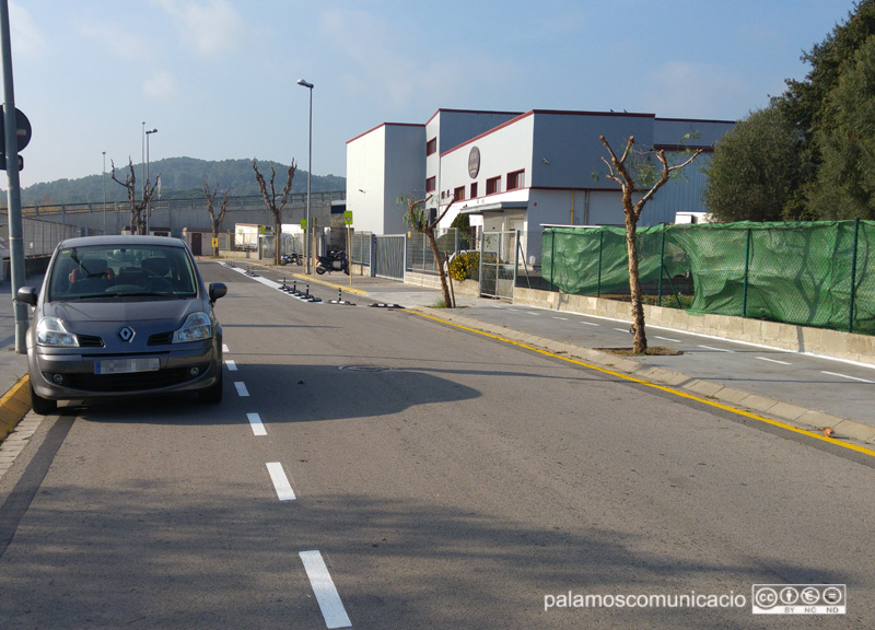 Un aspecte del nou tram del carril bici, a la dreta.