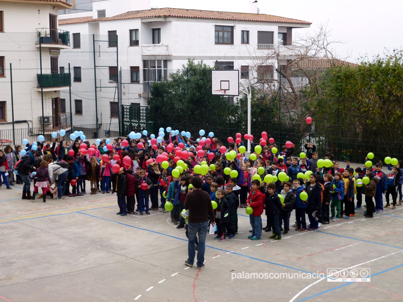 Mosaic de la pau al pati de l'escola Vedruna, aquest matí