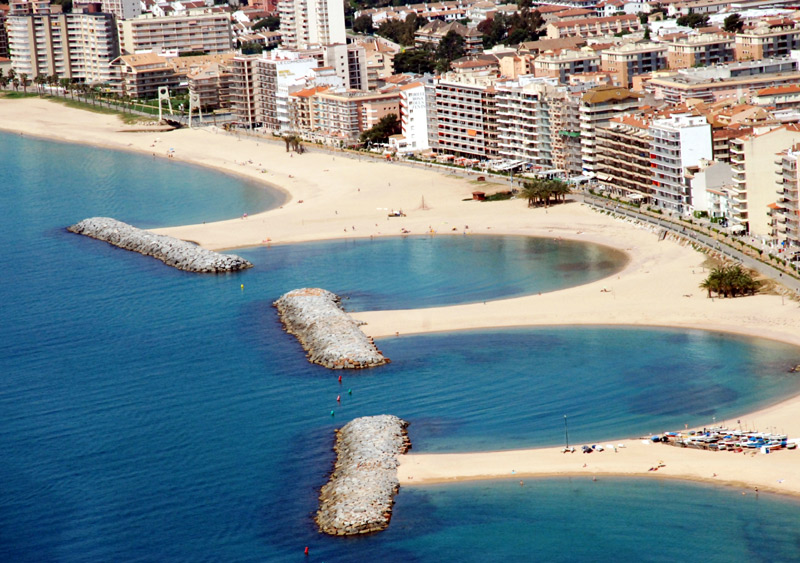 La imatge característica de la platja de Sant Antoni i els seus espigons.