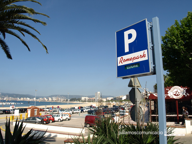 Accés a l'aparcament de la platja Gran, gestionat per Romepark.