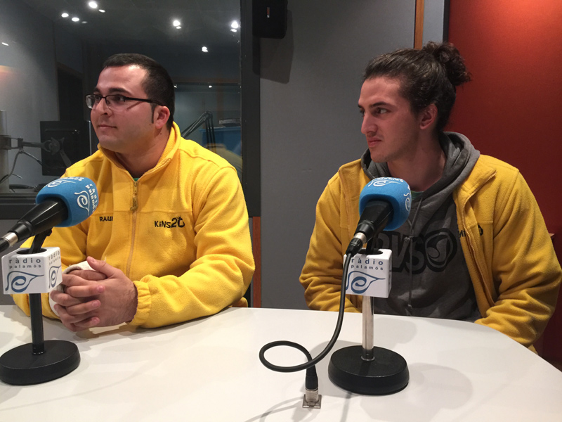 Carré i Chiarella, de la colla Kins 20, als estudis de Ràdio Palamós.