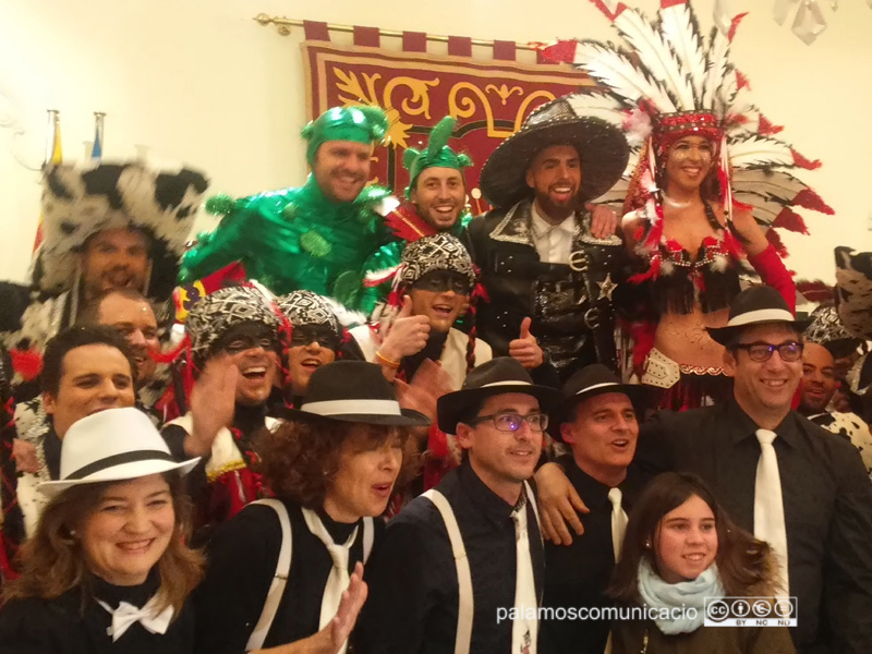 Rei i Reina, colles, alcalde, regidors i regidores, ahir a l'Ajuntament de Palamós. 