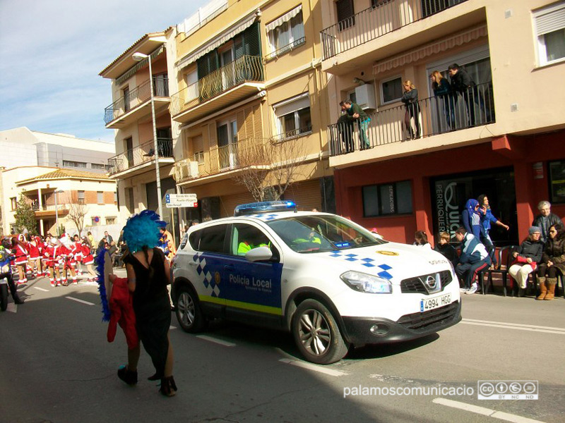 Un vehicle de la Policia Local, durant la rua de l'any passat.