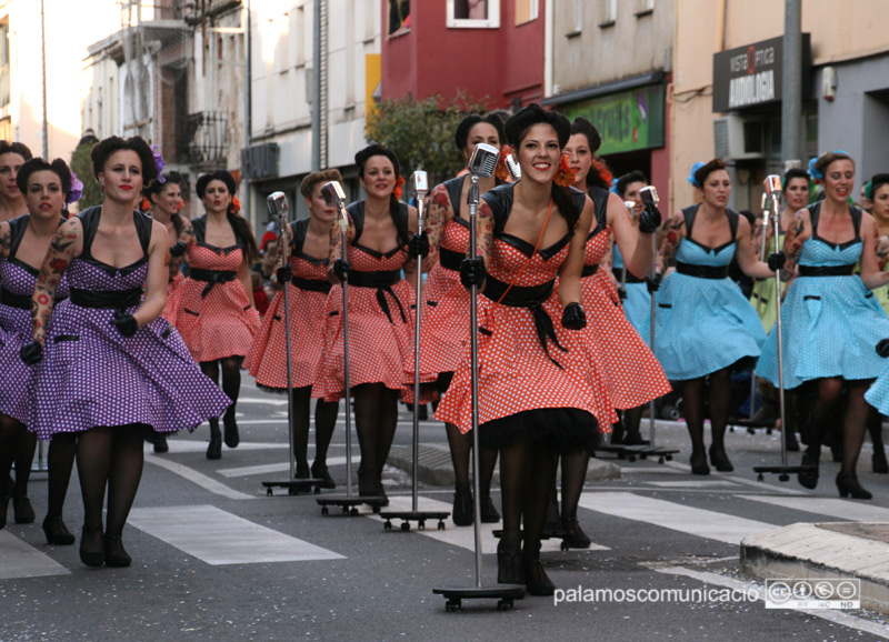 Un moment de la rua del dissabte a Palamós, amb l'actuació de Les Kaòtiques.