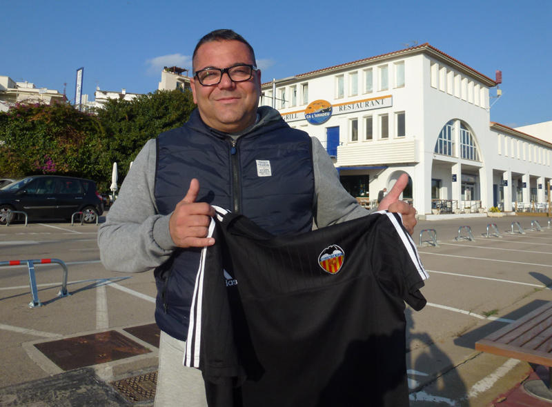 Màrio Fernàndez, amb una samarreta del València CF. (Foto: Pere Subirana.)