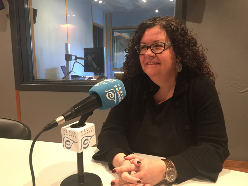 Raquel Gallego, regidora del PSC, ahir a l'espai de Ràdio Palamós 'Preguntes'.