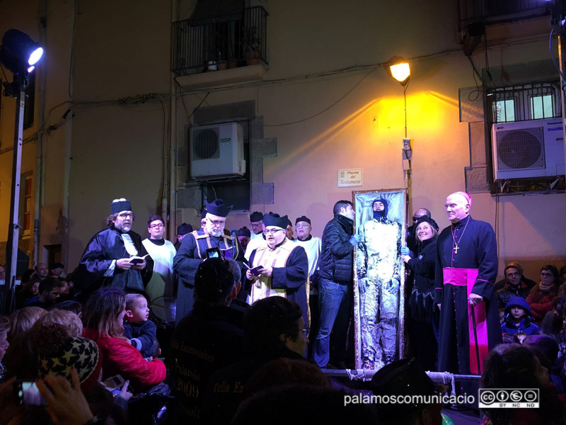 Un moment de l''enterrament del Carnestoltes, ahir a la placeta del Testament.