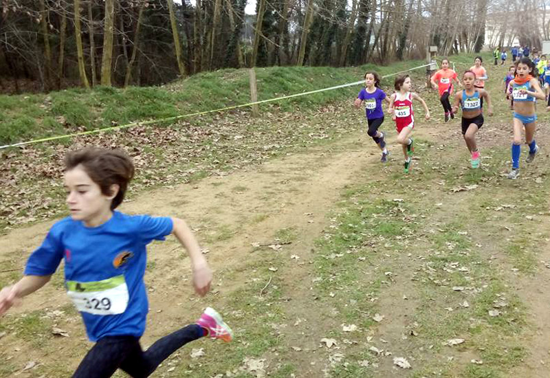 Joves corredores en una prova de cross. (Foto: AA Palamós.)