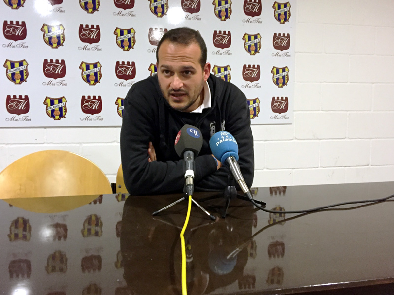 L'entrenador del Palamós, Joan Mármol, durant la roda de premsa. (Foto: Ramon Ribas.)