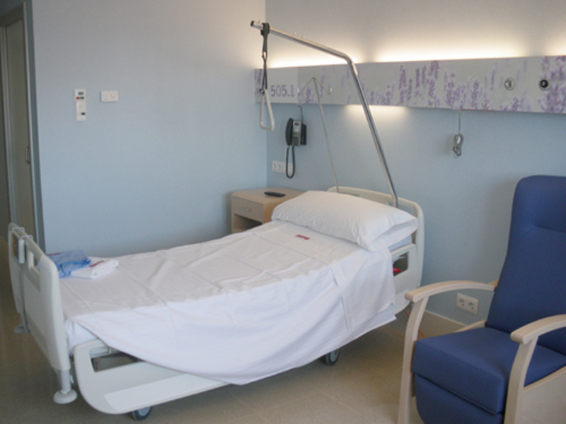 Un llit de l'hospital de Palamós, el centre sanitari de referència al Baix Empordà.