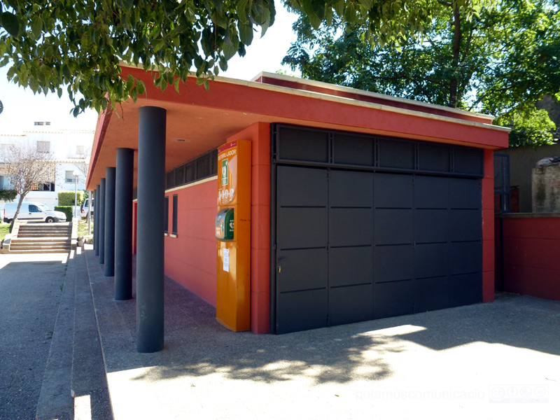 El local públic de la plaça de Mossèn Gumersind acull avui el taller de Medi Ambient.