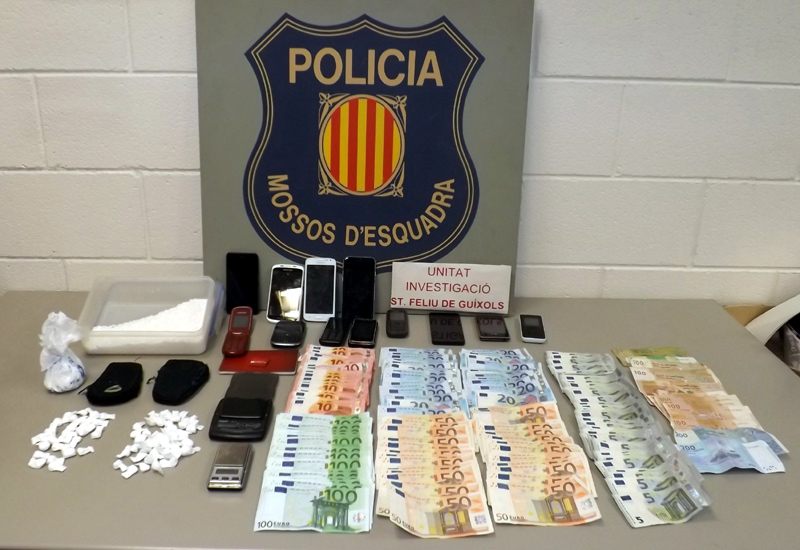 Alguns dels efectes intervinguts en el pis de Sant Antoni de Calonge. (Foto: Mossos d'Esquadra).