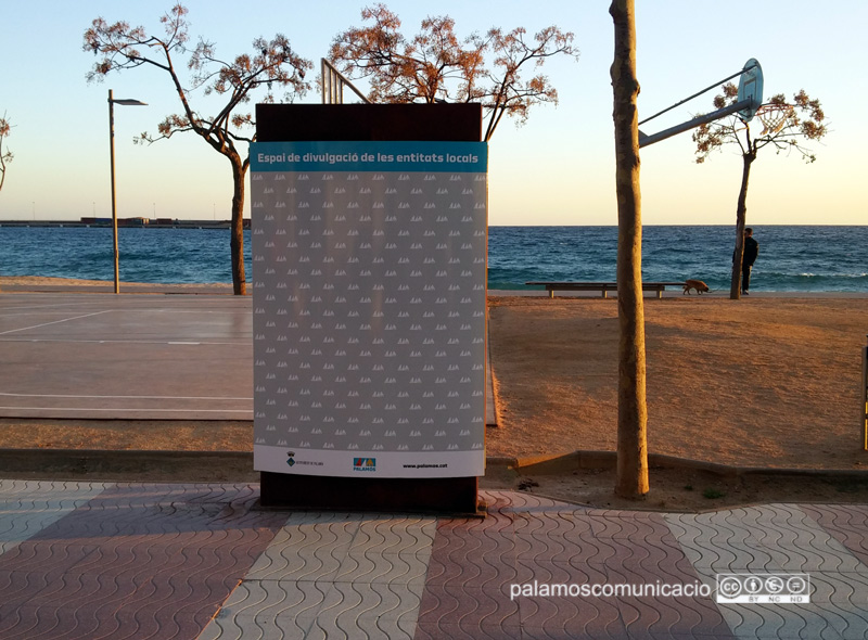La cartellera que s'ha instal·lat al passeig del Mar de Palamós.