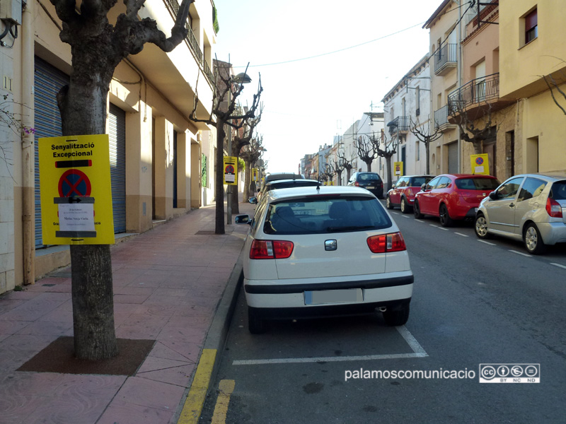 Senyalització al carrer Ample informant que demà s'hi farà una neteja intensiva.