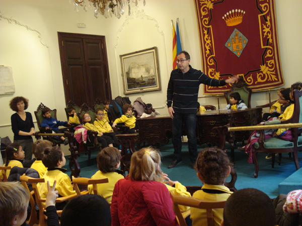 L'alcalde Lluís Puig explica als alumnes el funcionament de l'Ajuntament. (Foto: Ajuntament de Palamós.)