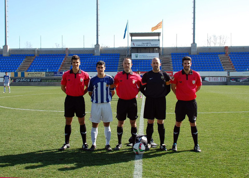 Els dos capitans i l'àrbitre abans de començar el Palamós-Figueres. Foto: UE Figueres.