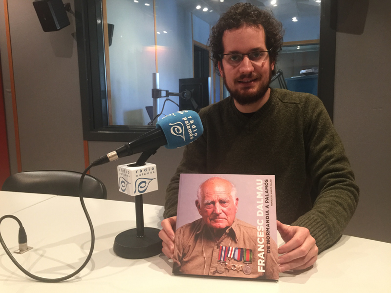 Francesc Marco Palau amb el llibre 'Francesc Dalmau. De Normandia a Palamós'.