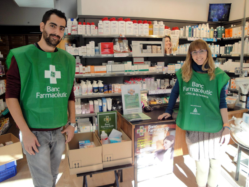 Voluntaris de l'ONG Banc Farmacèutic, recollint medicaments. (Foto: Actualidad Farmacéutica.)