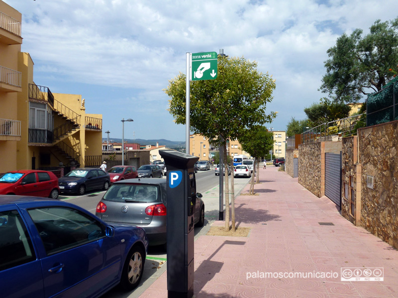 Zona verda d'estacionament al barri de Mas Guàrdies.