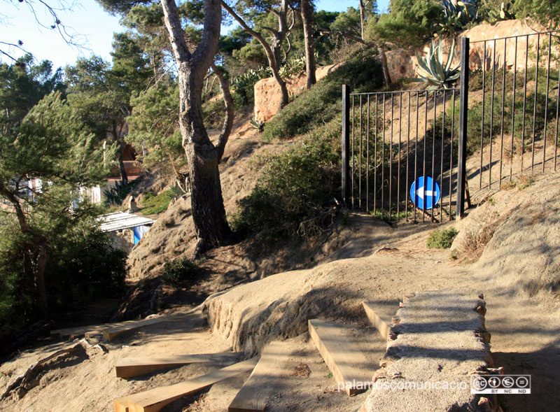 El camí de ronda al seu pas per la cala de S'Alguer petit.