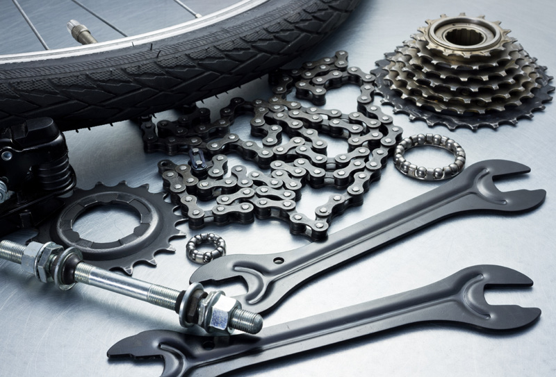 La reparació de bicicletes, protagonista avui als tallers de l'Àrea de Medi Ambient. (Foto: biciapunto.com).