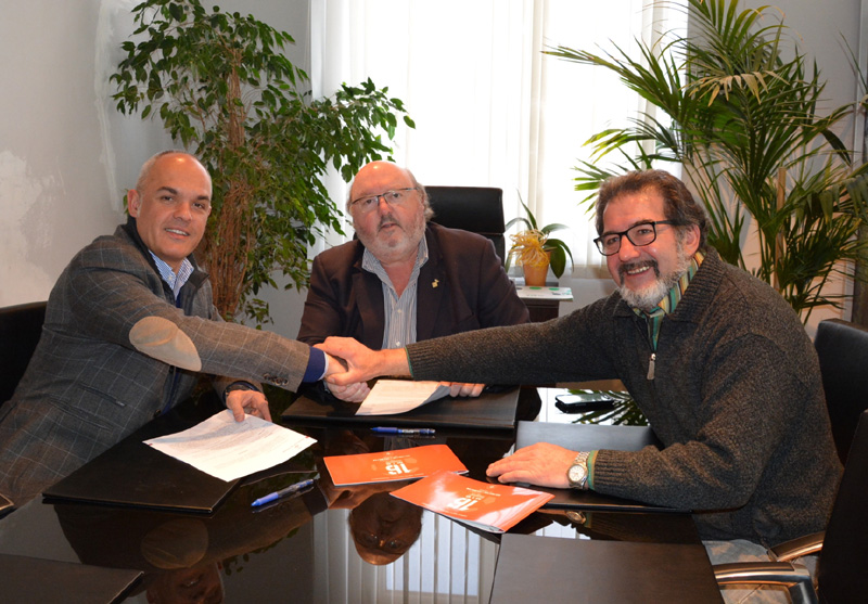 Signatura del conveni entre Calonge i el MIC. (Foto: Ajuntament de Calonge.)
