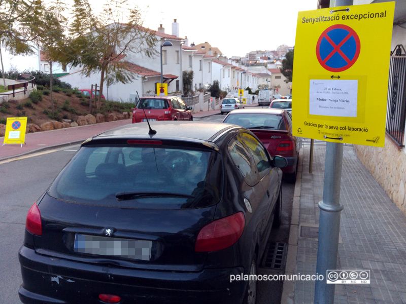 Senyalització a l'avinguda del Mediterrani informant que demà s'hi farà una neteja intensiva.