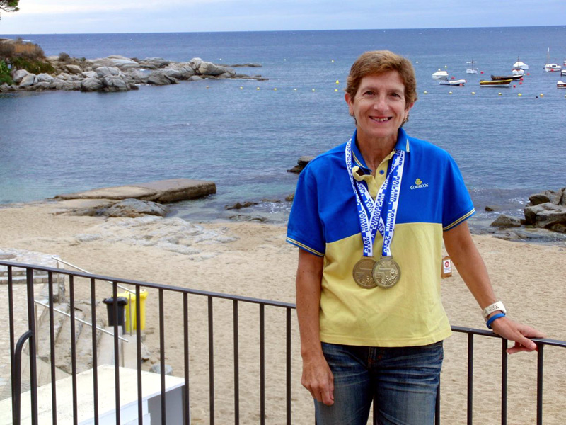 Rosa Escribano amb les medalles aconseguides l'any passat al Màsters d'Atletisme.
