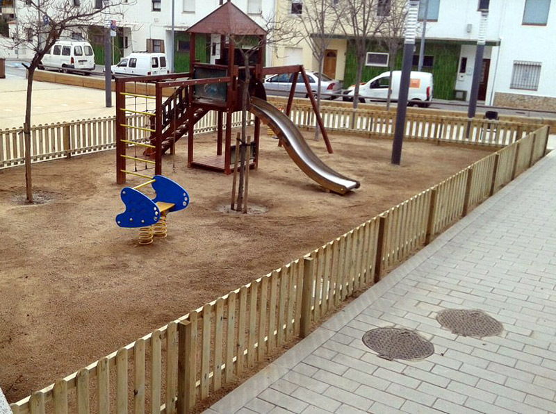 Ja s'han posat tanques al parc infantil de la plaça de Pere El Gran.