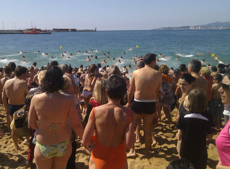Imatge d'arxiu del 'Primer bany de l'any' a la platja Gran de Palamós.