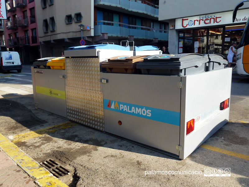 Una de les illes emergents de contenidors que funcionen a Palamós.