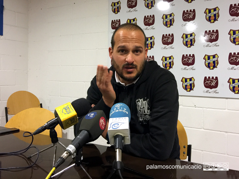 L'entrenador del Palamós, Joan Mármol, durant la roda de premsa.