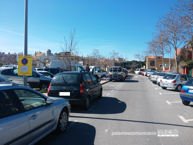 Senyalització al carrer del Terç dels Napolitans informant que demà s'hi farà una neteja intensiva.