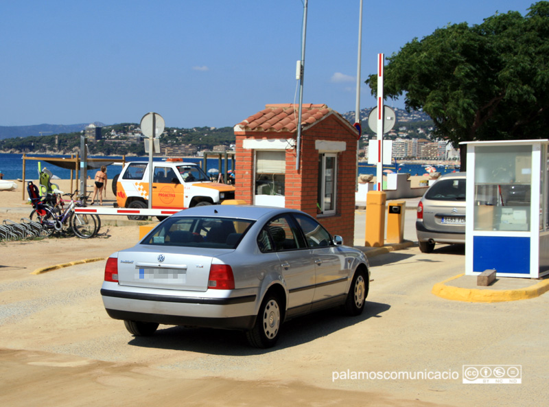 Una imatge de l'aparcament de la platja Gran, a l'estiu.