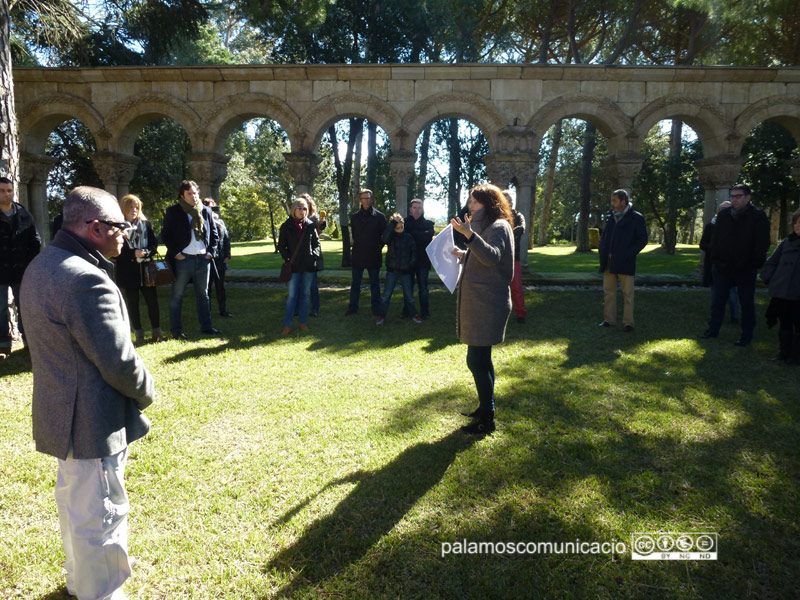 Presentació de les visites al Mas del Vent, al voltant del famós claustre.