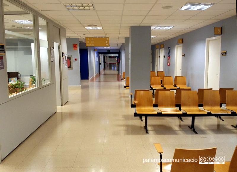 Sala d'espera buida a l'hospital de Palamós, en una imatge d'arxiu.