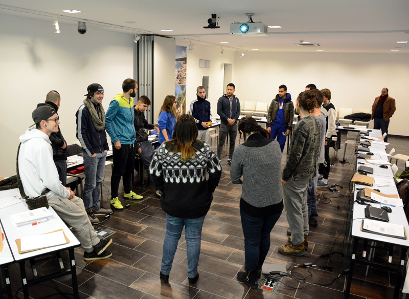 Alumnes dels cursos de jardineria i cambrer. (Foto: Ajuntament de Calonge.)