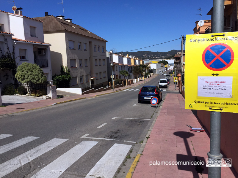 Senyalització al carrer de Pau Casals informant que demà s'hi farà una neteja intensiva.