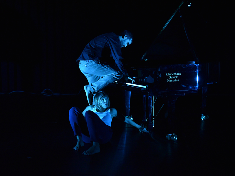 Melodie Cecchini i Max Villavechia interactuen música i moviment.