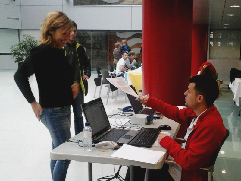 Una donant rebent el formulari per poder donar sang. (Foto: Associació de Donants de Sang.)