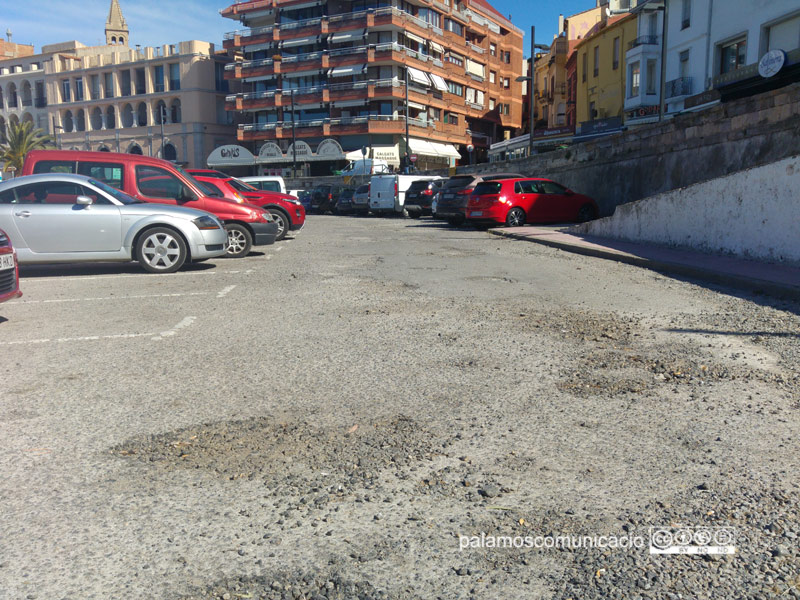 El paviment de l'aparcament de La Planassa està força deteriorat.