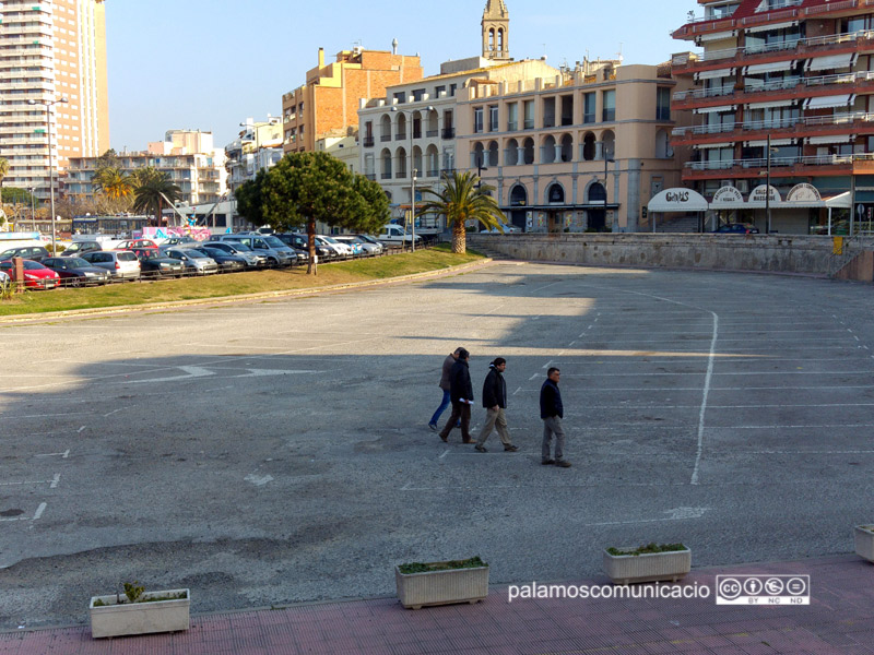 Tècnics inspeccionant el recinte buit de l'aparcament de la Planassa, aquest matí.