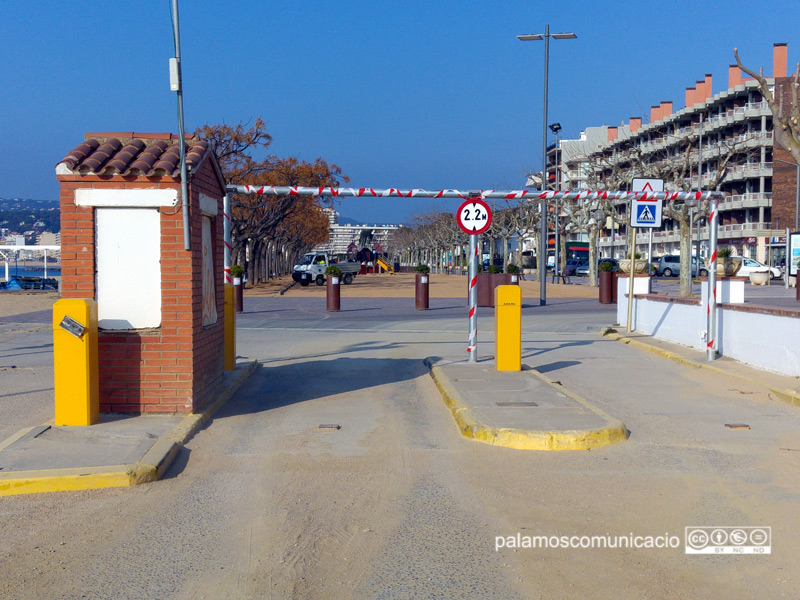 Els arcs instal·lats a l'entrada de l'aparcament de la platja Gran de Palamós.