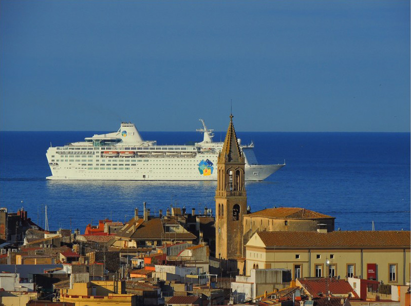 Un creuer a punt d'entrar al port de Palamós, en una imatge d'arxiu. (Foto: Anna Pérez).