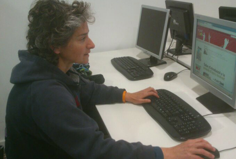 Àngels Villar és la tècnica informàtica que imparteix el taller. (Foto: Departament de Joventut).