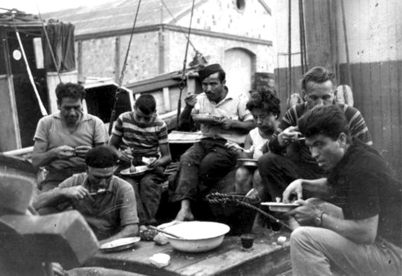 Pescadors menjant a bord de la barca, en una imatge antiga. (Foto: Museu de la Pesca de Palamós.)