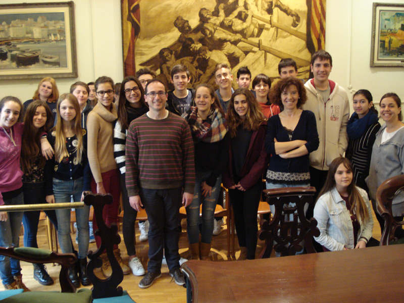 L'alcalde Lluís Puig i la regidora Natàlia Casellas amb els alumnes del Vedruna. (Foto: Ajuntament de Palamós.)