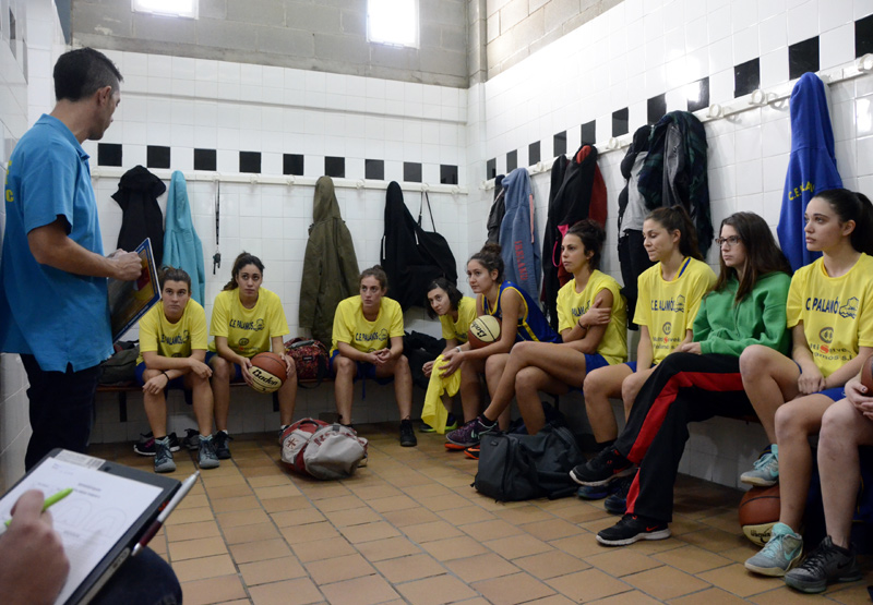 Les noies del sènior femení A del CE Palamós rebent instruccions abans d'un partit.